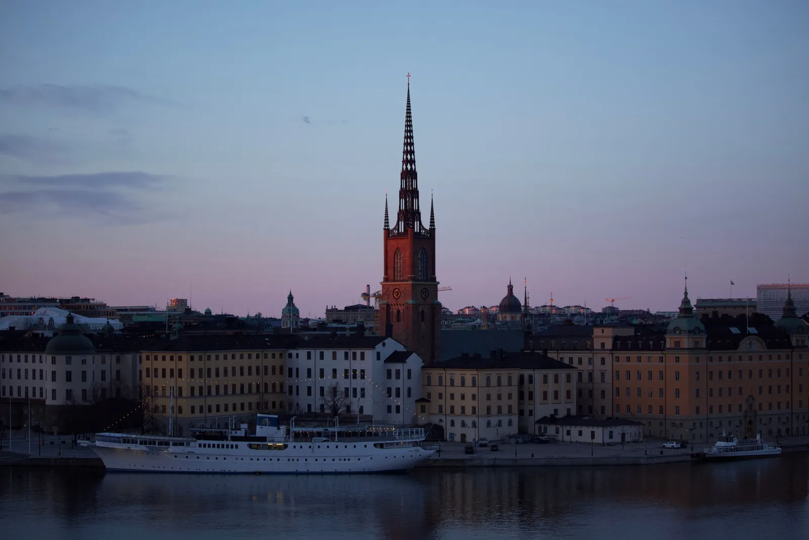 Riddarholmen i Stockholm i skymningen